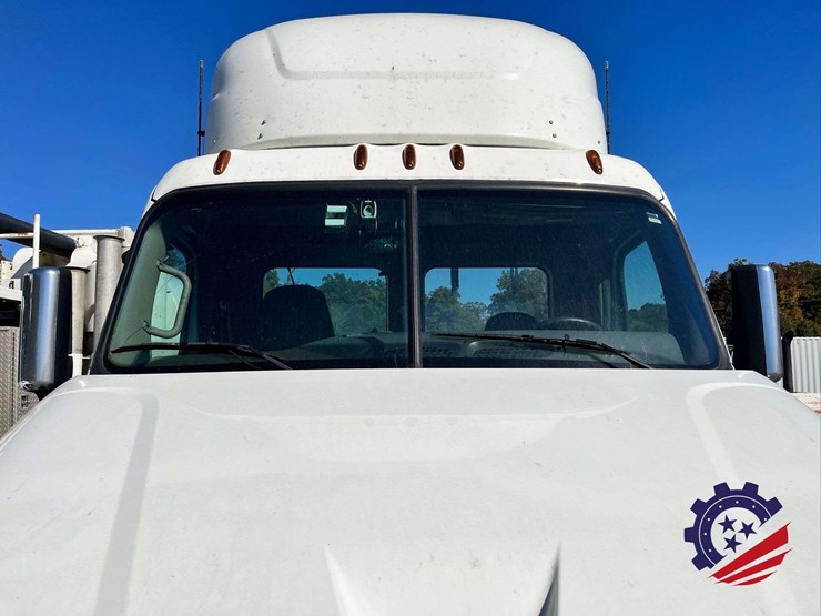 2017-freightliner-cascadia-t/a-truck-tractor-image-7