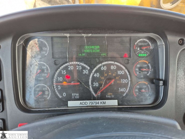 2018-freightliner-m2-106-image-11