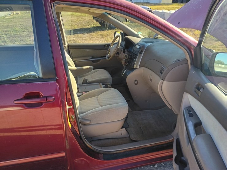 2006-toyota-sienna-image-30