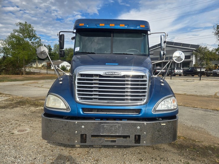 2006-freightliner-columbia-120-image-22