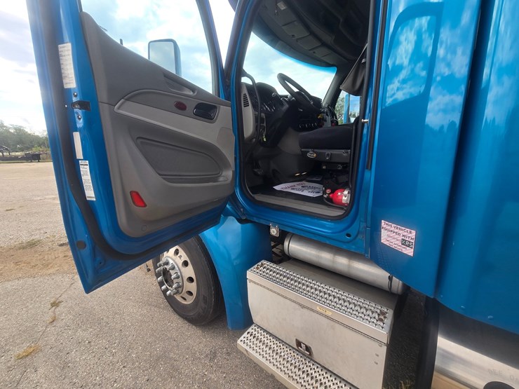 2020-peterbilt-579-image-41