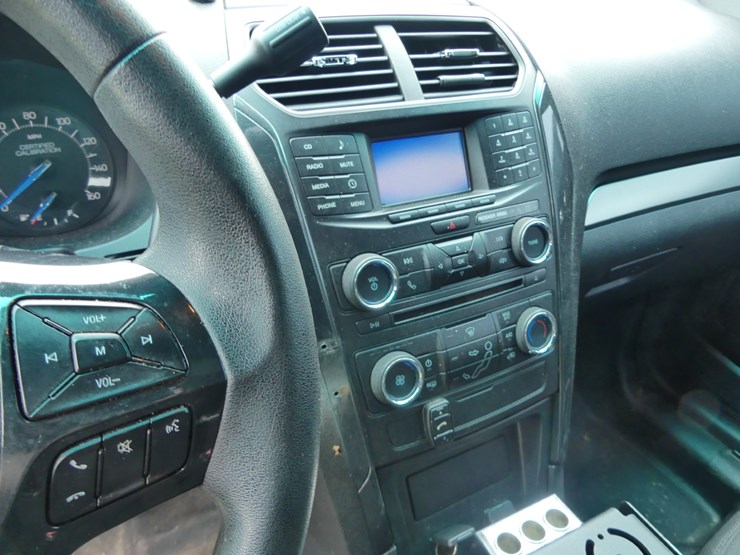 2016-ford-explorer-image-15