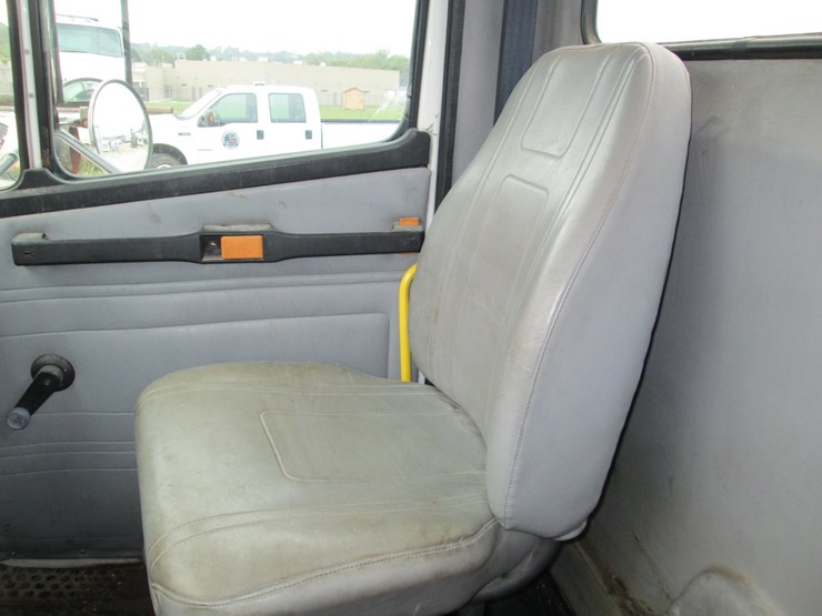 1998-freightliner-fl80-image-31