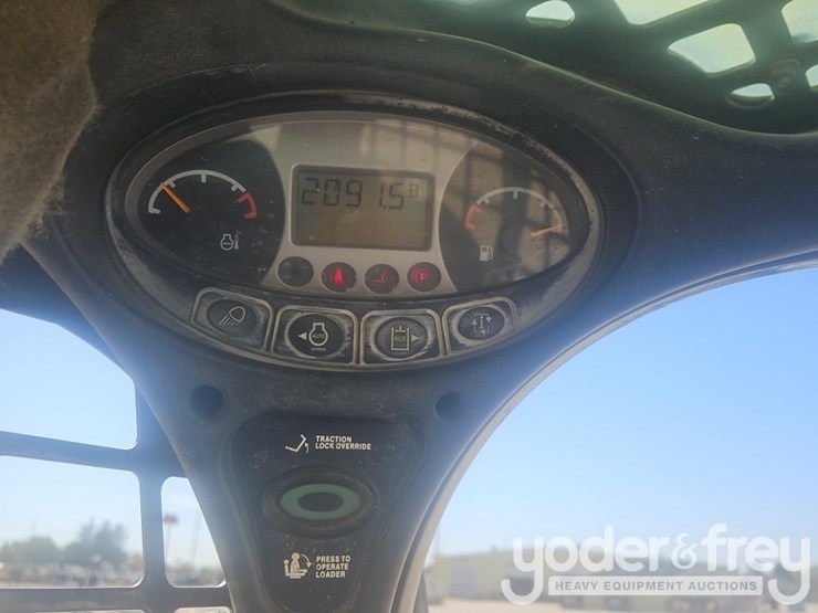 2016-bobcat-t740-image-25