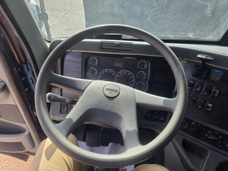 2006-freightliner-columbia-120-image-58