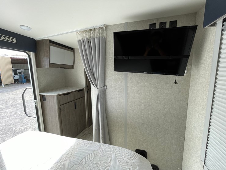 #2824-•-2022-lance-travel-trailer,-(has-new-mexico-title)-image-79
