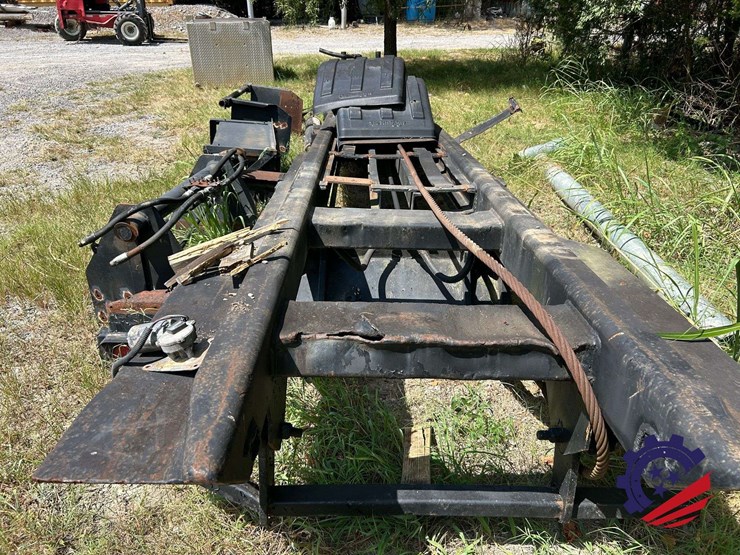 complete-roll-off-hoist-body-minus-the-tarper-rams,-tank,-plastic-fenders-image-6