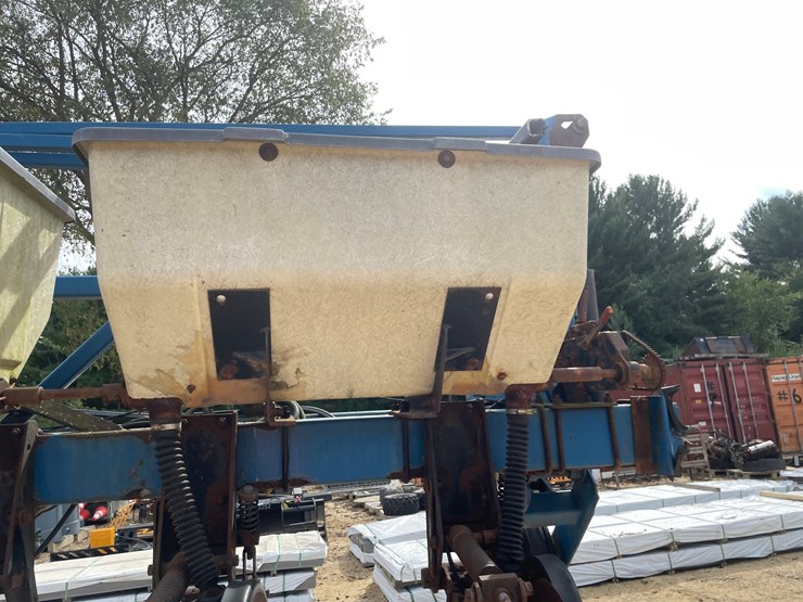 #1275-•-kinze-12'-corn-planter-image-23