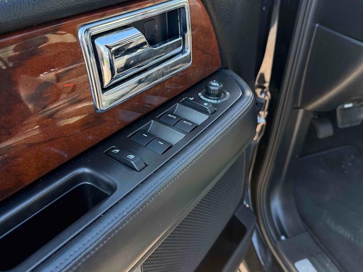 2015-lincoln-navigator-image-16