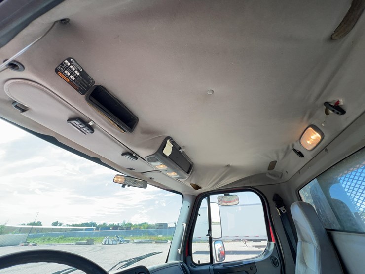 2007-freightliner-m2-business-class-image-22