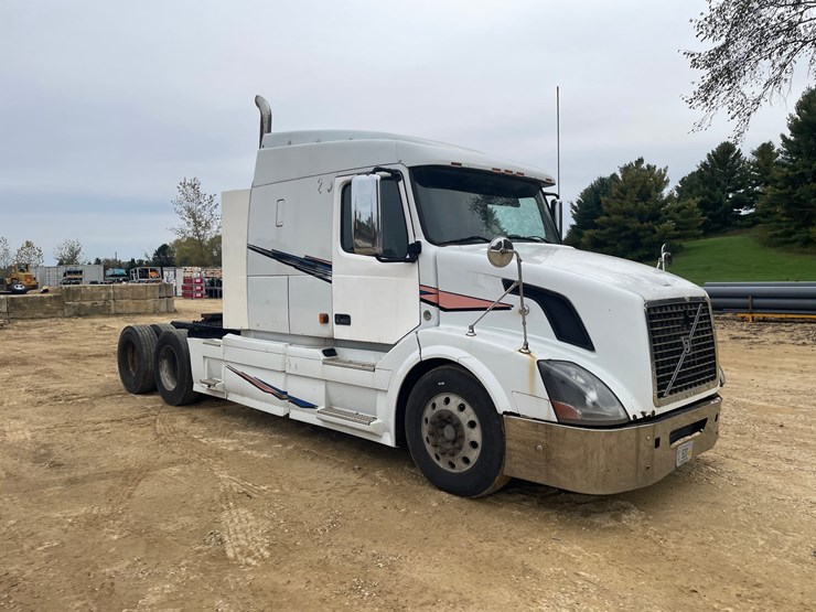 #101-•-2007-volvo-vnl-sleeper-semi-(has-wi-title)-image-1