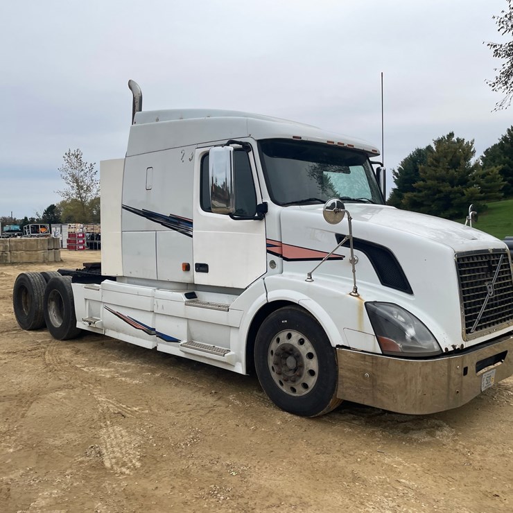 #101 • 2007 Volvo VNL Sleeper Semi (Has WI Title)
