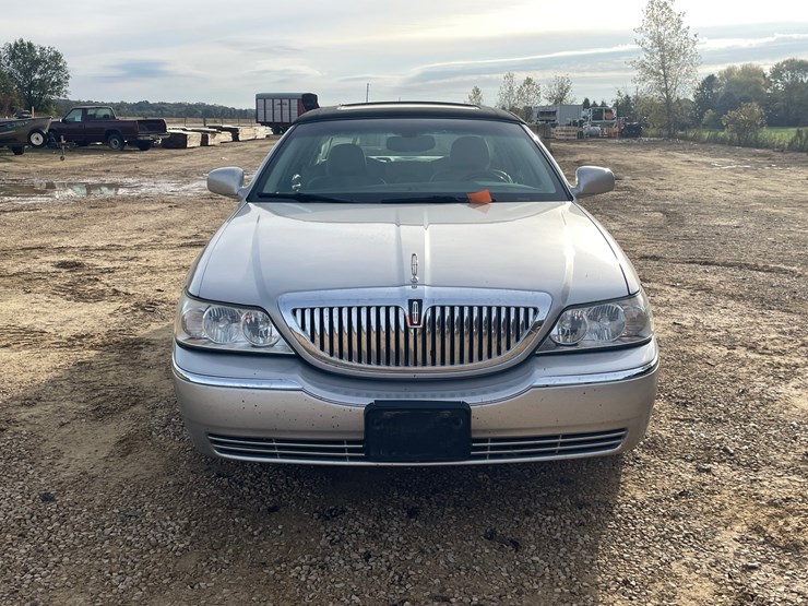 #201-•-2005-lincoln-town-car-(has-wi-title)-image-2