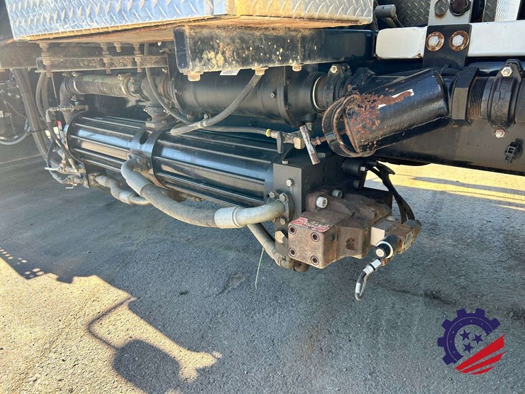 2019-freightliner-114sd-image-73
