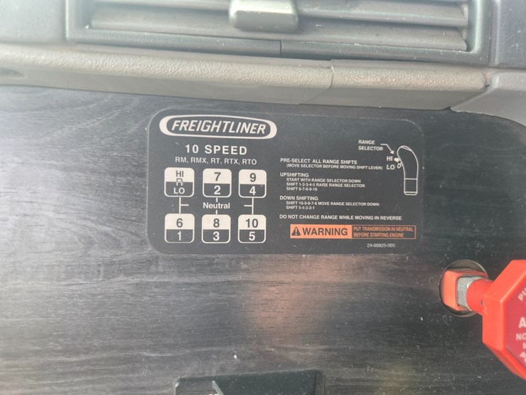 2006-freightliner-columbia-120-image-56