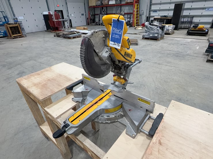 dewalt-miter-saw-with-table-image-4