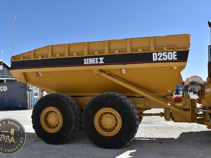 1997-caterpillar-d250e-ii-image-8