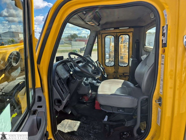 2018-freightliner-m2-106-image-10