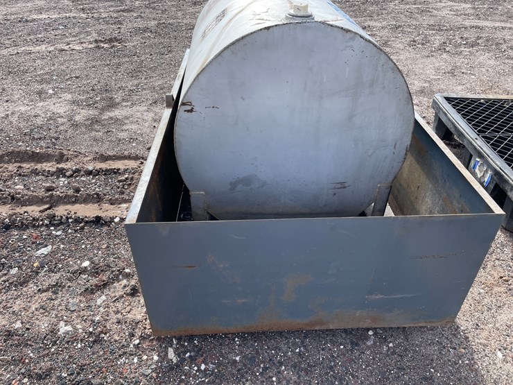 #4664-•-oil-tank-in-containment-bin-image-4