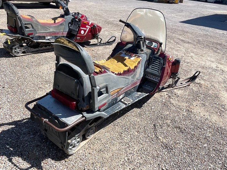 #2898-•-yamaha-venturo-snowmobile-image-7