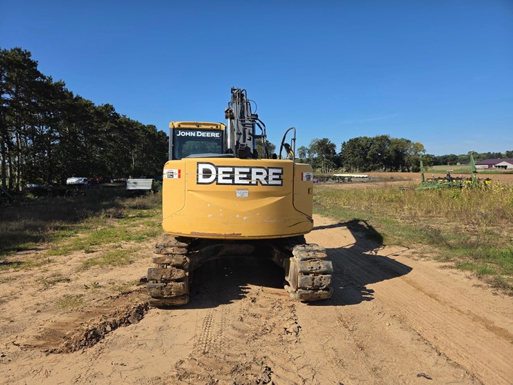 2011-deere-135d-image-4