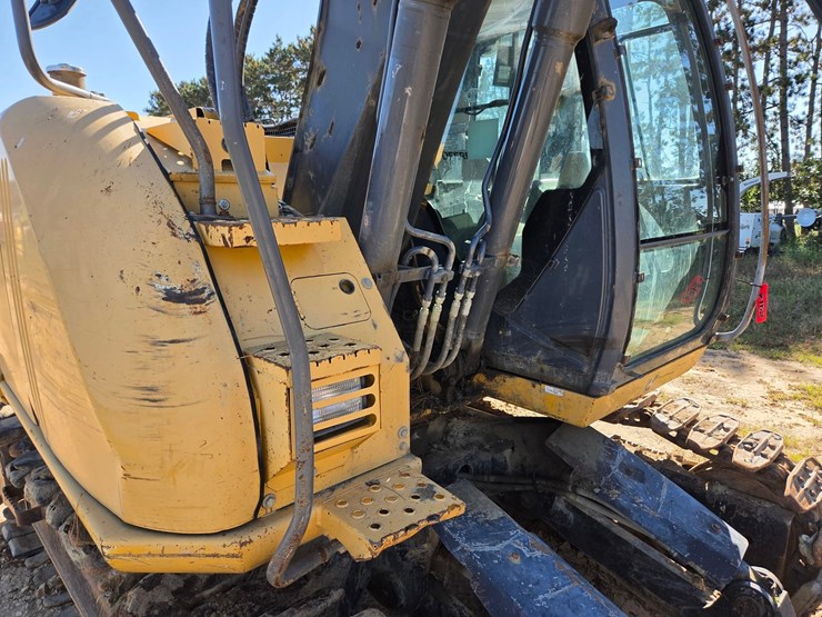 2011-deere-135d-image-19