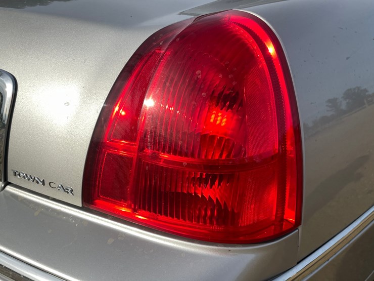 #201-•-2005-lincoln-town-car-(has-wi-title)-image-24