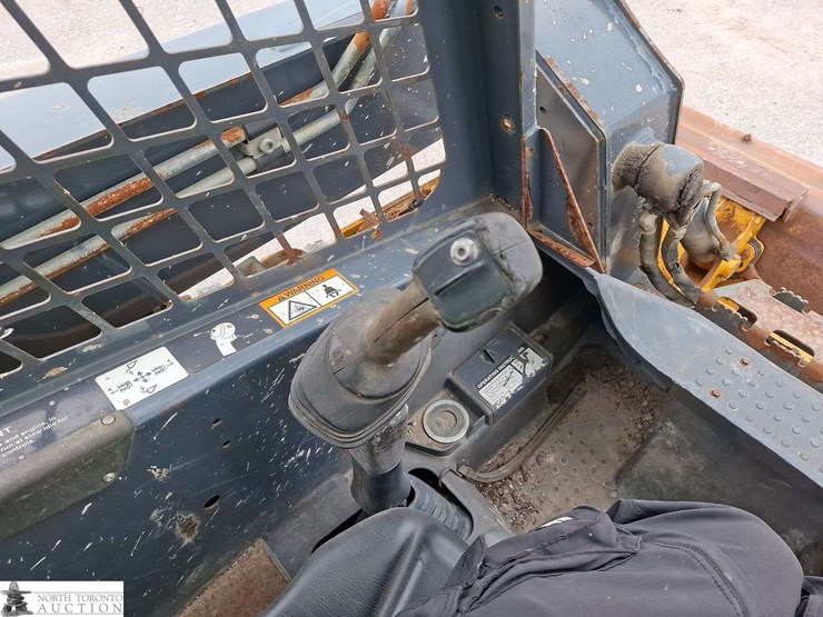 2012-deere-323d-image-13