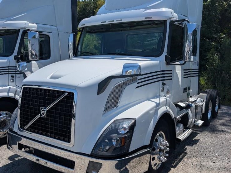 2018-volvo-10-image-1