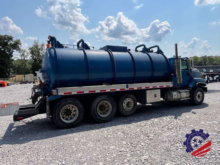 2011-international-paystar-tri-axle-hydrovac-truck-image-3