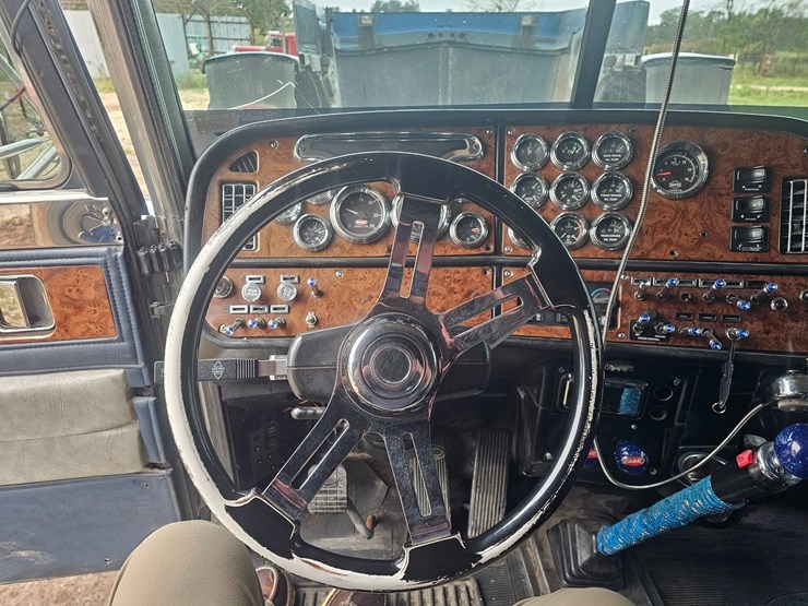 2001-peterbilt-379-image-56
