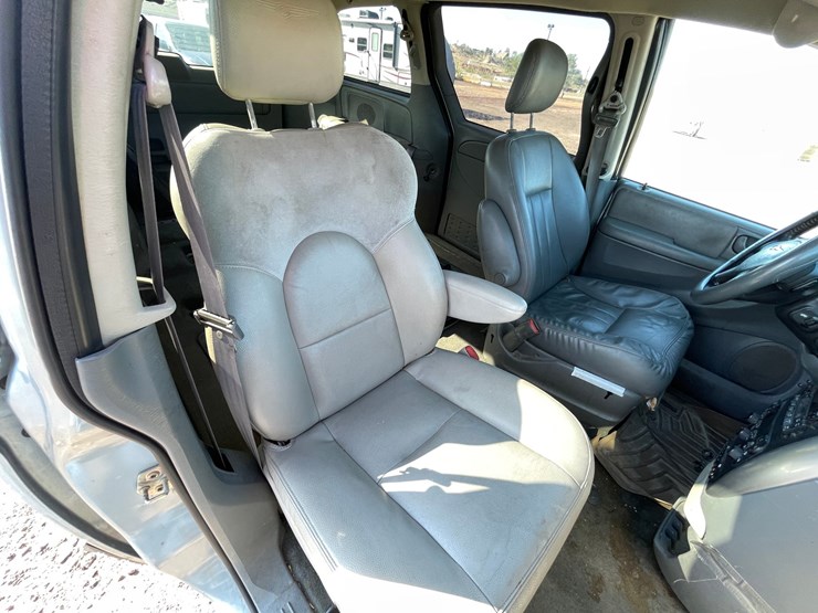2005-chrysler-town-&-country-image-86