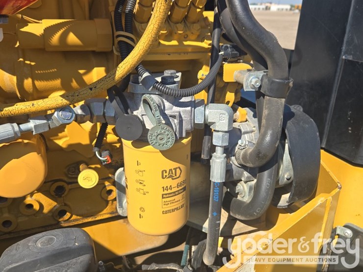 2018-caterpillar-cb34b-image-27