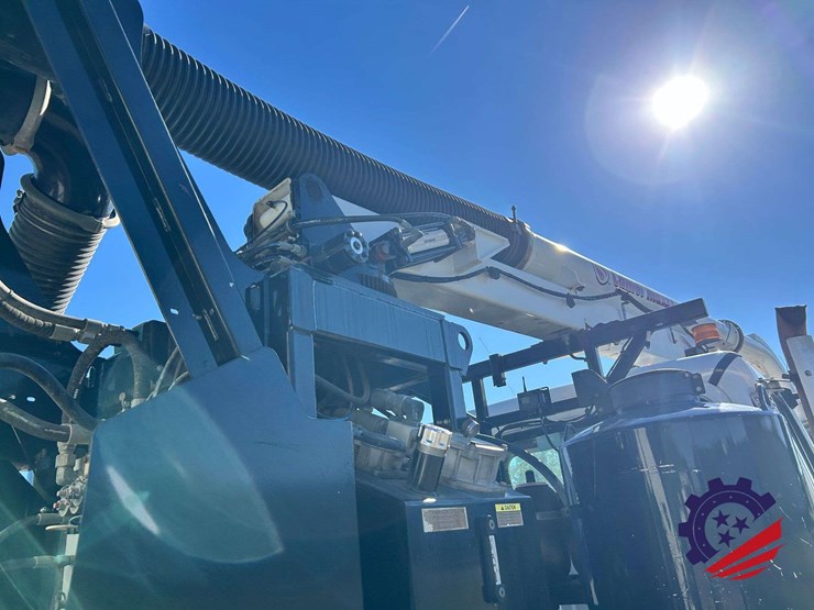 2019-freightliner-114sd-image-106