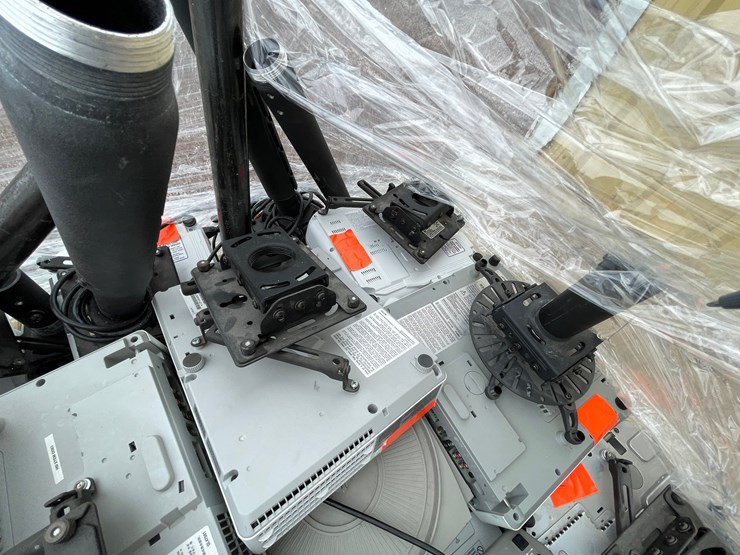#4685-•-pallet-of-assorted-projectors-image-9