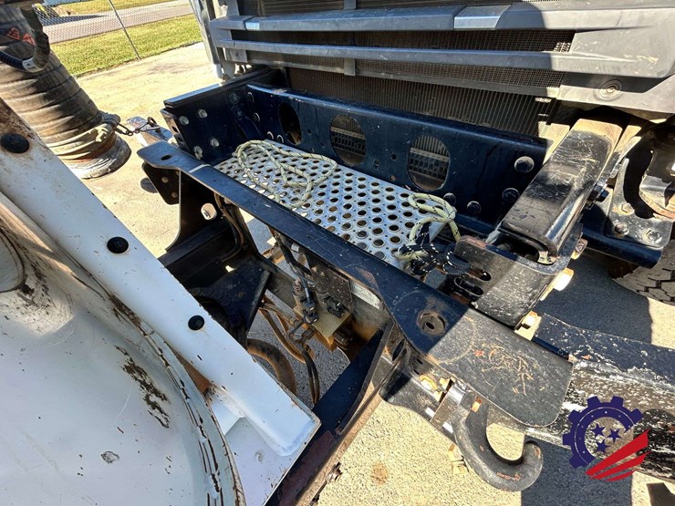 2019-freightliner-114sd-image-40