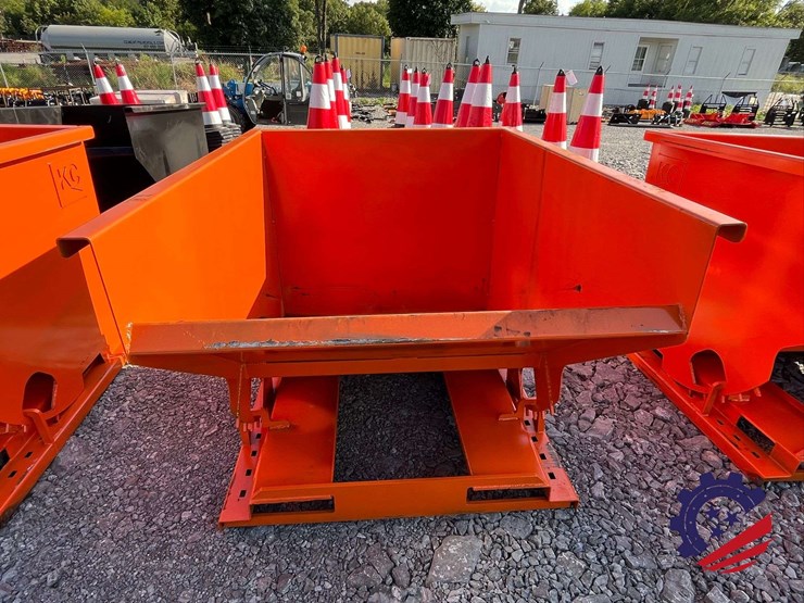 2.0-cy.-self-dumping-hopper-with-fork-pockets-image-7