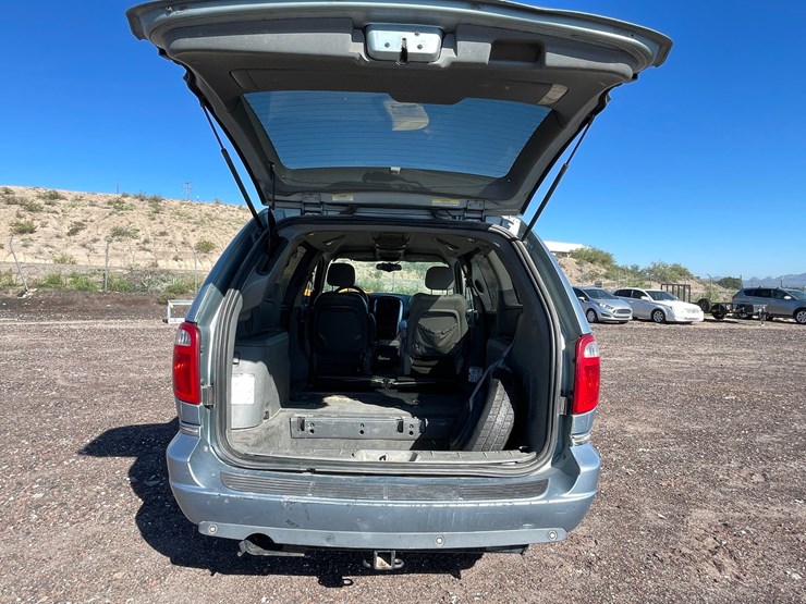 2005-chrysler-town-&-country-image-102