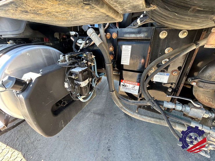 2019-freightliner-114sd-image-76