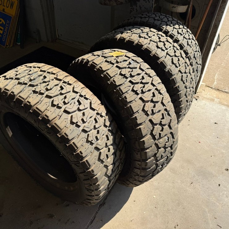 #42067 • Lot of (4) LT275/60R20 Tires INV#42067