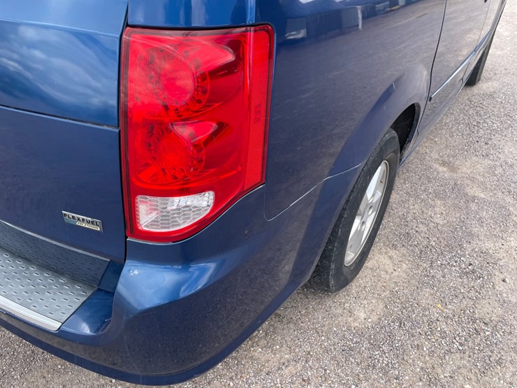 2011-dodge-grand-caravan-image-17