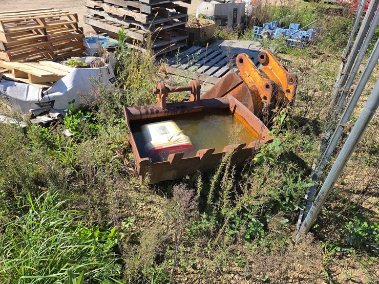 2011-deere-135d-image-47