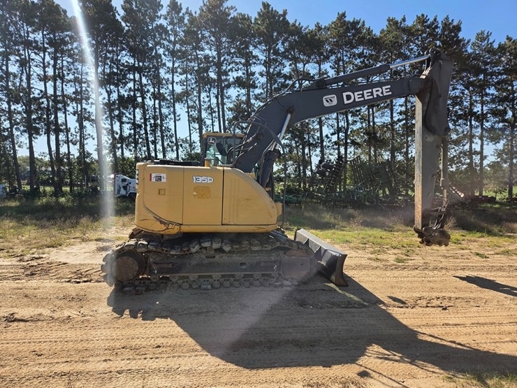 2011-deere-135d-image-6