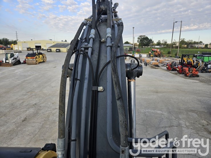 2016-deere-135g-image-14