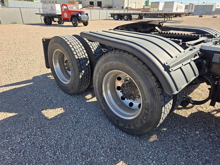 2018-peterbilt-579-image-22