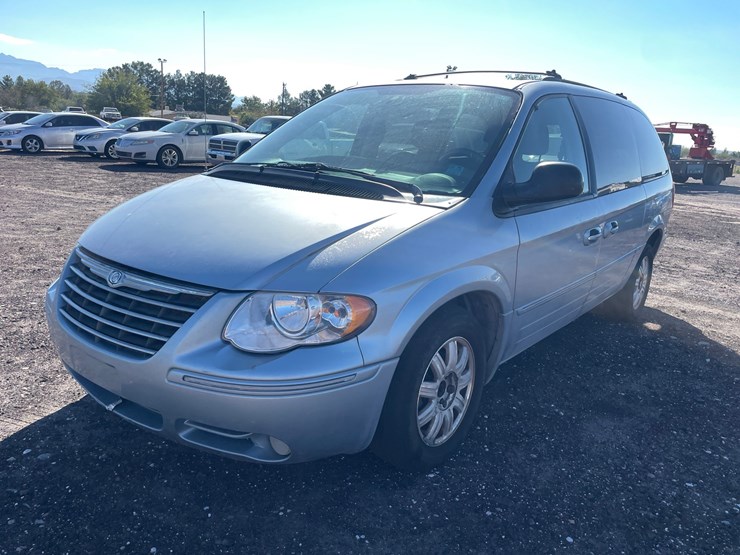 2005-chrysler-town-&-country-image-59