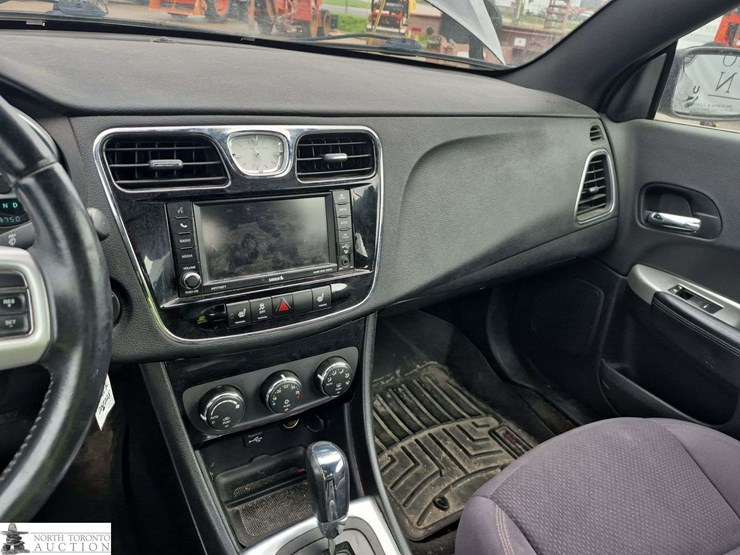 2012-chrysler-200-image-12
