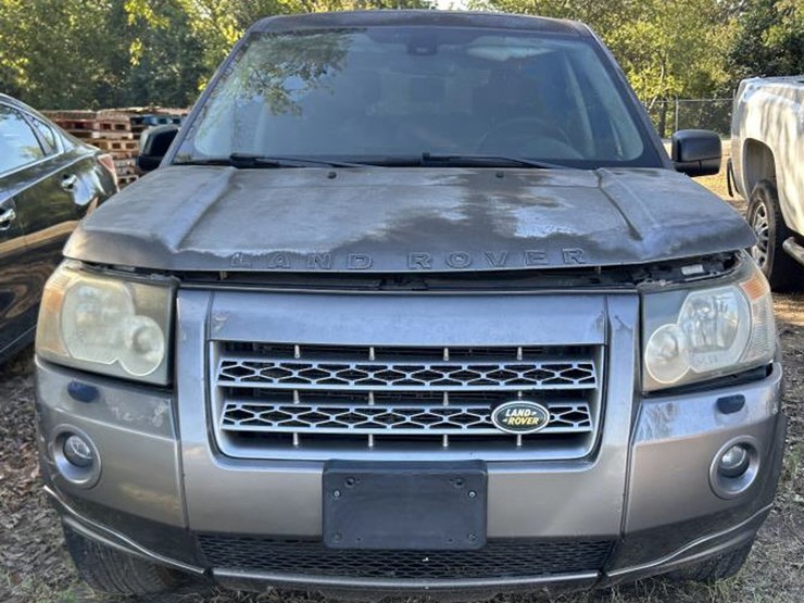 2008-land-rover-lr2-hse-image-2