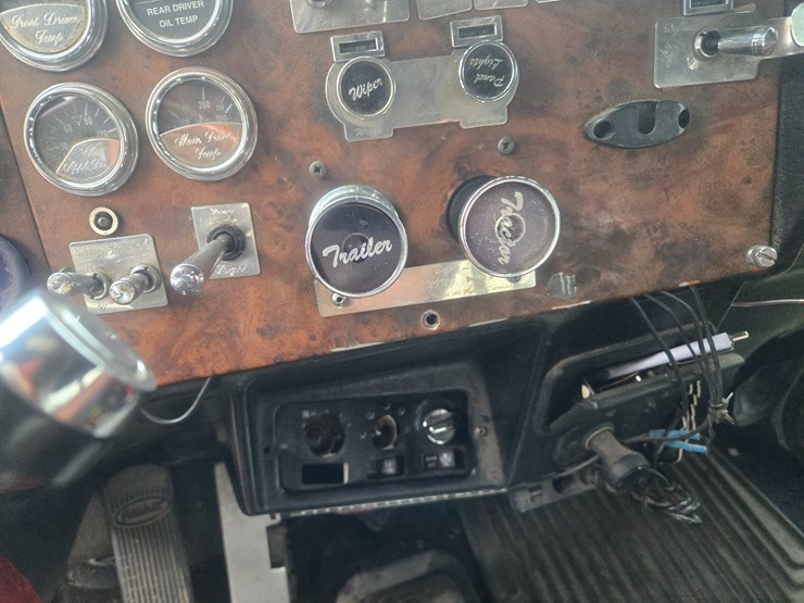2000-peterbilt-379-image-47