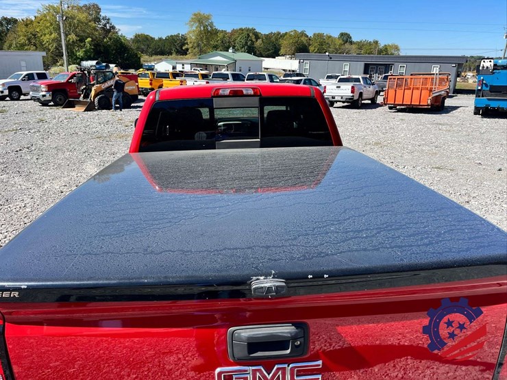 2014-gmc-sierra-z71-slt-pickup-truck-image-25